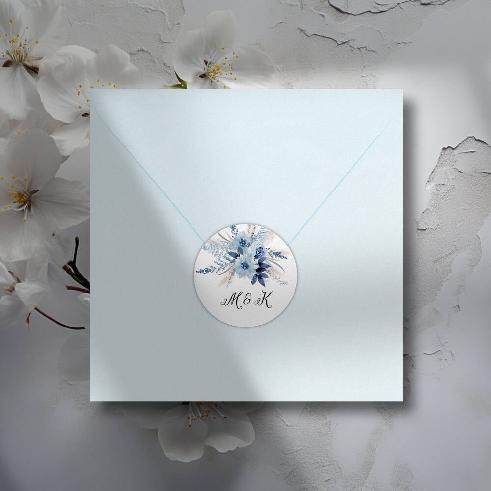 Personalizowana naklejka na kopertę z grafiką niebieskich kwiat&oacute;w